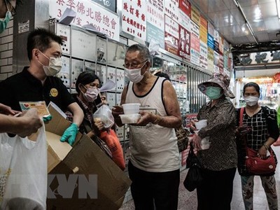 Người dân đeo khẩu trang phòng lây nhiễm COVID-19 tại Hong Kong, Trung Quốc. (Ảnh: AFP/TTXVN).