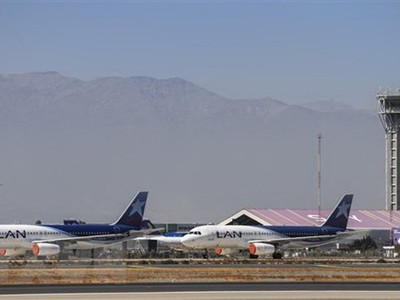 Máy bay của hãng hàng không LATAM tại sân bay quốc tế Santiago, Chile ngày 24/3/2020. (Ảnh: AFP/TTXVN).