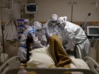 Nhân viên y tế chăm sóc bệnh nhân nhiễm nCoV tại một bệnh viện ở thủ đô New Delhi, Ấn Độ, ngày 28/5. Ảnh: Reuters.