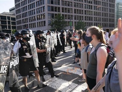 Cảnh sát được triển khai nhằm ngăn người biểu tình phản đối nạn phân biệt chủng tộc, tại Washington D.C., Mỹ ngày 31/5/2020. (Nguồn: THX/TTXVN).