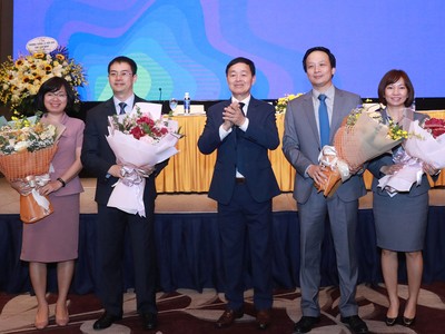 Thượng tướng Lê Hữu Đức chụp ảnh với 2 thành viên vừa được bầu mới (bên trái) và 2 thành viên rời vị trí HĐQT MBS (bên phải).