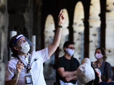 Khách du lịch thăm quan Đấu trường La Mã ở Rome, Italy trong bối cảnh lệnh phong tỏa do dịch COVID-19 được nới lỏng, ngày 1/6/2020. (Nguồn: AFP/TTXVN).