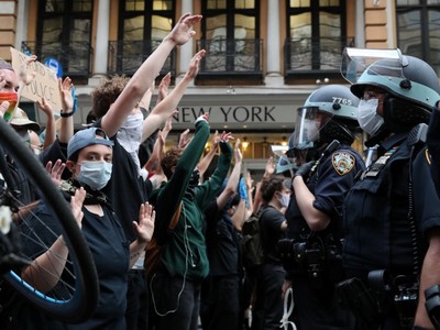 Biểu tình vụ George Floyd ở New York. Ảnh: Reuters.