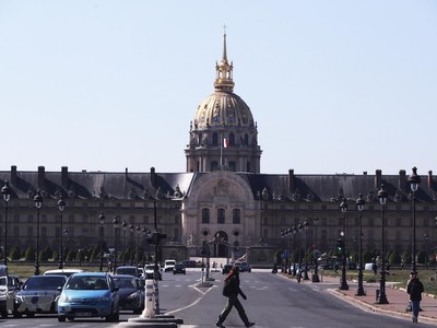 Cảnh vắng vẻ trên một đường phố ở Paris, Pháp, ngày 15/5/2020. (Ảnh: THX/TTXVN).