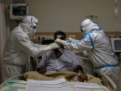 Nhân viên y tế chăm sóc bệnh nhân nhiễm nCoV tại một bệnh viện ở thủ đô New Delhi, Ấn Độ, ngày 28/5. Ảnh: Reuters.