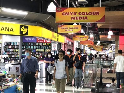 Người dân thủ đô Bangkok đi mua sắm sau khi các biện pháp phong tỏa phòng chống COVID-19 được nới lỏng. (Ảnh: Ngọc Quang/TTXVN).