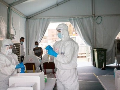 Nhân viên y tế Israel tiến hành xét nghiệm nCoV tại khu vực phía nam thành phố Tel Aviv ngày 2/6. Ảnh: Times of Israel.