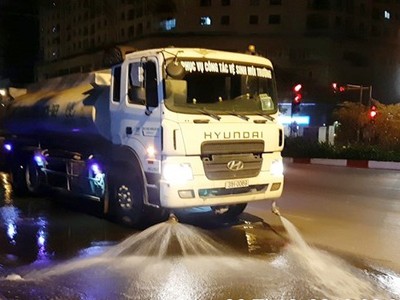 Hà Nội cho phép tưới nước rửa đường sau 3 năm tạm dừng.