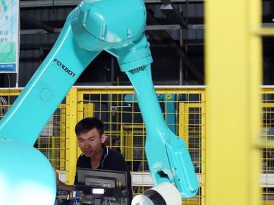 Robot công nghiệp Foxbot được thử nghiệm tại cơ sở của Foxconn ở Thâm Quyến (Trung Quốc) vào năm 2016.