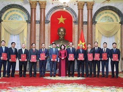 Phó Chủ tịch nước Đặng Thị Ngọc Thịnh chúc mừng 12 vị tân đại sứ vinh dự được Đảng, nhà nước, nhân dân tin tưởng giao phó trọng trách.- Ảnh: TTXVN.
