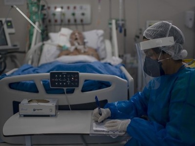 Y tá Brazil theo dõi bệnh nhân Covid-19 trong phòng chăm sóc đặc biệt thuộc một bệnh viện ở thành phố Marica, bang Rio de Janeiro. Ảnh: AFP.