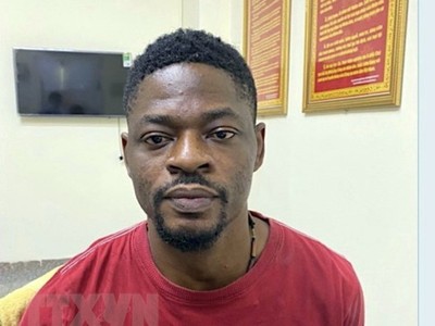 Đối tượng Ogo Emeka Donal, quốc tịch Nigeria, tại Cơ quan Công an. (Ảnh: TTXVN phát).