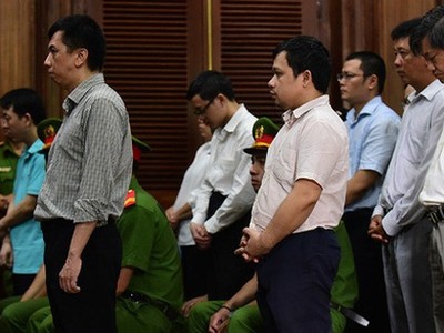 Các bị cáo nghe tòa tuyên án tại phiên tòa xử VN Pharma chiều 1-10-2019 - Ảnh: Tuổi trẻ.