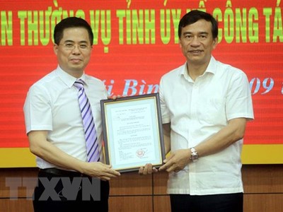 Ông Đặng Trọng Thăng, Chủ tịch UBND tỉnh Thái Bình (bên phải) trao quyết định của Thủ tướng Chính phủ cho ông Nguyễn Hoàng Giang. (Ảnh: Thế Duyệt/TTXVN).
