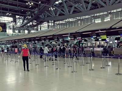 Sân bay quốc tế Suvarnabhumi ở thủ đô Bangkok vắng vẻ trong thời điểm dịch COVID-19. (Ảnh: Thailand Business News).