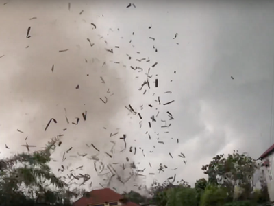 Cảnh cơn lốc xoáy xảy ra tại xã Trung Mỹ được người dân ghi lại. (Ảnh cắt từ clip).