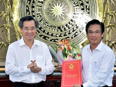 Bí thư Tỉnh ủy Bạc Liêu Nguyễn Quang Dương trao quyết định và chúc mừng đồng chí Lưu Hoàng Ly.