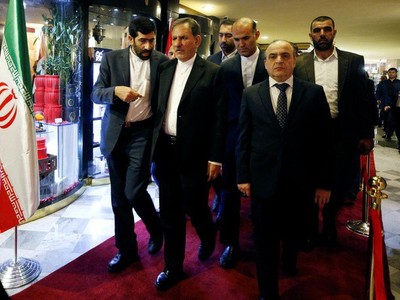 Thủ tướng Syria Imad Khamis (thứ 2 từ phải sang) trong cuộc tiếp đón Phó tổng thống Iran Eshaq Jahangiri (thứ 2 từ trái sang) tại Damascus hồi năm 2019. Ảnh: 
Reuters.