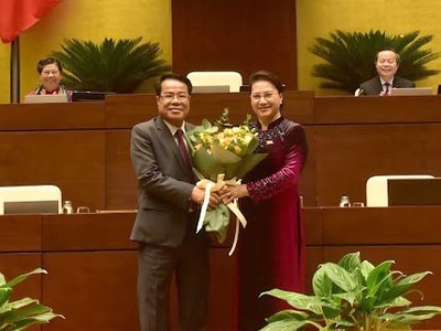 Chủ tịch Quốc hội Nguyễn Thị Kim Ngân tặng hoa chúc mừng ông Dương Thanh Bình.