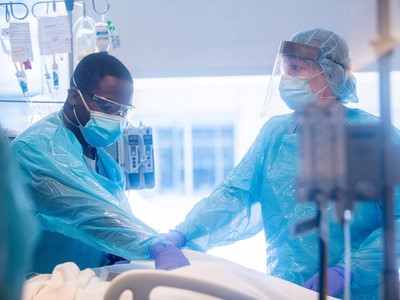 Nhân viên y tế tại Chcago tháng 5/2015. Ảnh: Reuters.