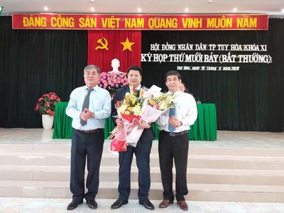Ông Cao Đình Huy (giữa) nhận nhiệm vụ mới.