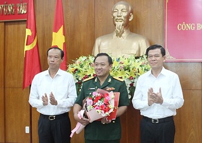 Lãnh đạo tỉnh Bà Rịa - Vũng Tàu trao quyết định và chúc mừng đồng chí Nguyễn Thành Trung.