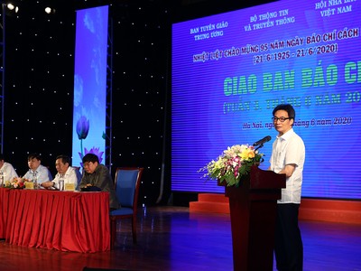 Phó Thủ tướng Vũ Đức Đam gửi lời chúc mừng tốt đẹp nhất đến đội ngũ những người làm báo trong cả nước. ẢNh: VGP/Đình Nam.