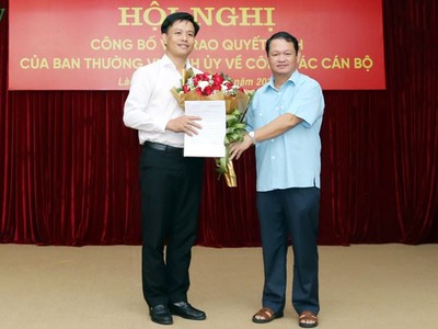 Ông Hoàng Quốc Bảo nhận Quyết định từ Bí thư Tỉnh ủy Lào Cai .