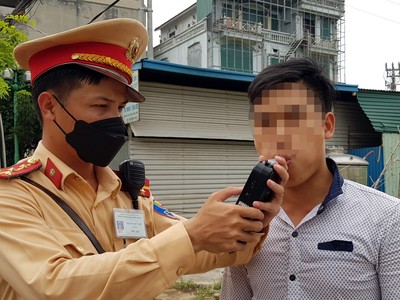 Lực lượng CSGT kiểm tra nồng độ cồn người điều khiển phương tiện.