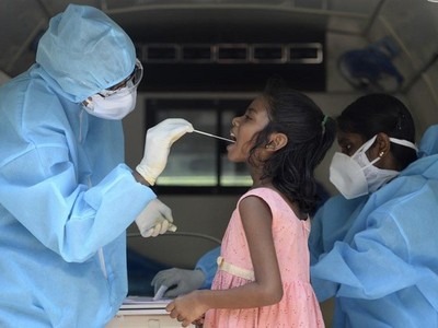 Nhân viên y tế lấy mẫu xét nghiệm nCoV cho một bé gái tại thành phố Chennai, Ấn Độ, hôm 16/6. Ảnh: AFP.