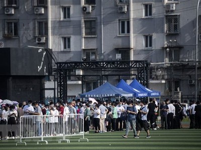 Người dân xếp hàng chờ xét nghiệm COVID-19 tại Bắc Kinh, Trung Quốc, ngày 16/6/2020. (Ảnh: AFP/TTXVN).