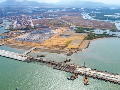Hệ thống cầu cảng nước sâu quy mô lớn nhất Việt Nam đang được khẩn trương hoàn thành.