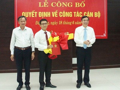 Đại diện lãnh đạo Đà Nẵng trao quyết định cho ông Phan Văn Sơn.