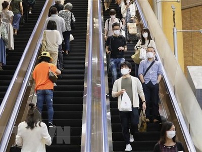 Người dân đeo khẩu trang phòng lây nhiễm COVID-19 tại Tokyo, Nhật Bản. (Ảnh: THX/TTXVN)