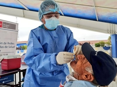 Nhân viên y tế lấy mẫu bệnh phẩm ở Lima, Peru ngày 15/6. Ảnh: Reuters.