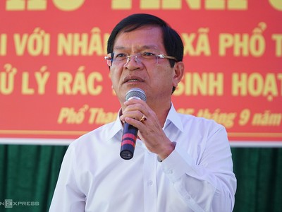 Bí thư Tỉnh ủy Quảng Ngãi Lê Viết Chữ tại buổi đối thoại với người dân huyện Đức Phổ về vấn đề nhà máy xử lý rác vào tháng 9/2019.