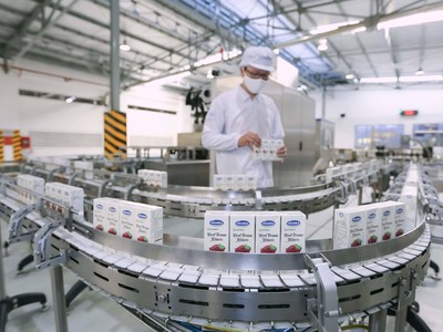 Dây chuyền sản xuất sản phẩm sữa hạt xuất khẩu của Vinamilk