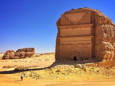 Ngôi mộ giữa sa mạc tạc từ khối đá khổng lồ