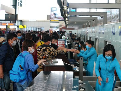 Hành khách làm thủ tục đi máy bay tại nhà ga quốc nội T1 - Nội Bài.