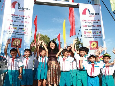 Nhiều cây cầu do Tân Hiệp Phát tài trợ xây dựng tại miền Tây đã đem lại niềm vui cho người dân địa phương.