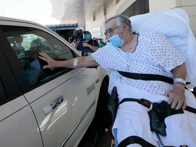 Một bệnh nhân Covid-19 ra viện ở Texas cuối tháng 5. Ảnh: Reuters.