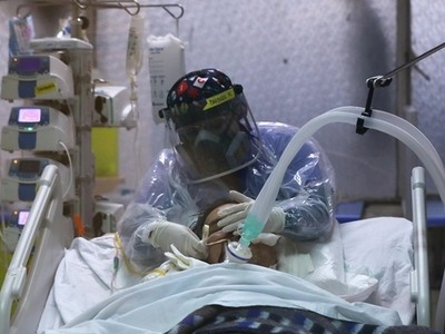 Nhân viên y tế chăm sóc bệnh nhân ở Santiago, Chile ngày 9/6. Ảnh: Reuters. 