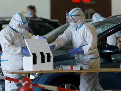 Nhân viên y tế lấy mẫu xét nghiệm nCoV trong nhà chứa máy bay của sân bay Guetersloh, Đức, ngày 27/6. Ảnh: Reuters.