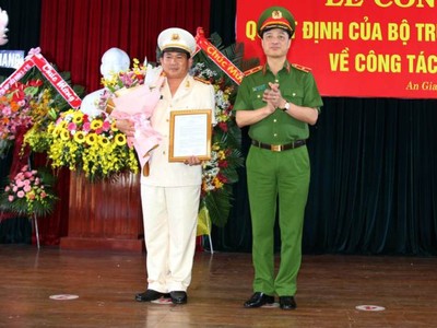 Thứ trưởng Bộ Công an Nguyễn Duy Ngọc trao quyết định của Bộ trưởng Bộ Công an cho Đại tá Đinh Văn Nơi.