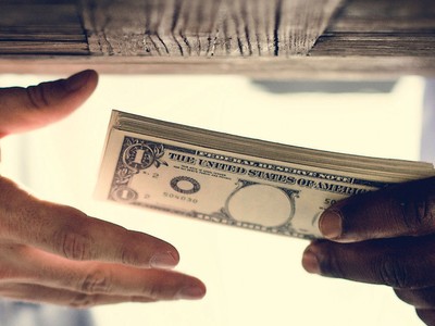 Phần nổi của tảng băng “ngã giá dưới gầm bàn”