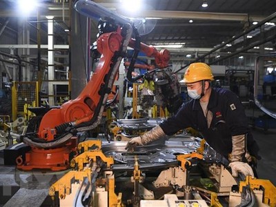 Công nhân làm việc bên trong một nhà máy ở Du Bắc, tỉnh Trùng Khánh, Trung Quốc. (Ảnh: THX/TTXVN).