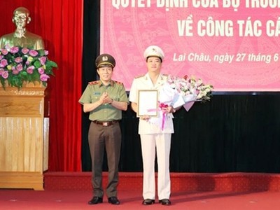 Thứ trưởng Lương Tam Quang trao quyết định điều động và bổ nhiệm Đại tá Nguyễn Viết Giang giữ chức vụ Giám đốc Công an tỉnh Lai Châu.