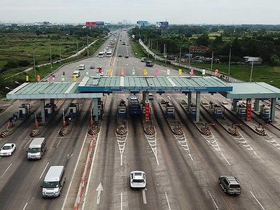 Đề xuất giảm 10-30% mức phí đường bộ cho ô tô kinh doanh vận tải. (Ảnh minh họa: KT).