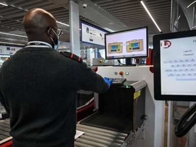 Nhân viên an ninh sử dụng thiết bị giám sát hàng hóa tại một sân bay. (Ảnh minh họa. Nguồn: AFP).