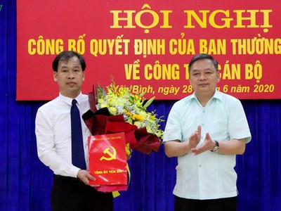 Ông Nguyễn Xuân Trường (người cầm hoa) - tân Chủ tịch UBND huyện Yên Bình
.